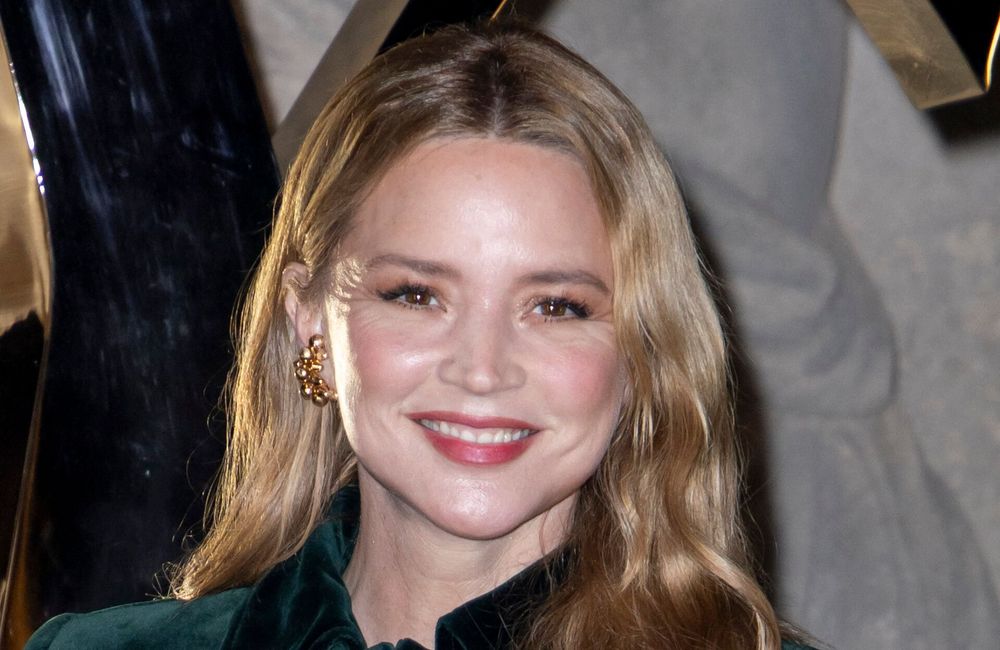 Fashion Week : Virginie Efira adopte la couleur de rouge à lèvres de l’automne