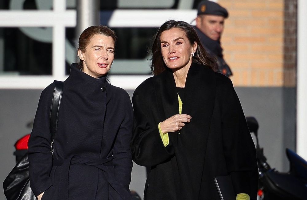Leatizia d’Espagne : son astuce pour ajouter de la couleur à un total look noir