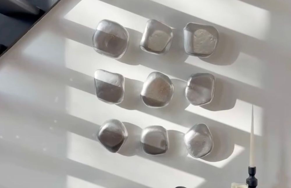 DIY déco : comment réaliser ce mur de galets chromés ultra tendance