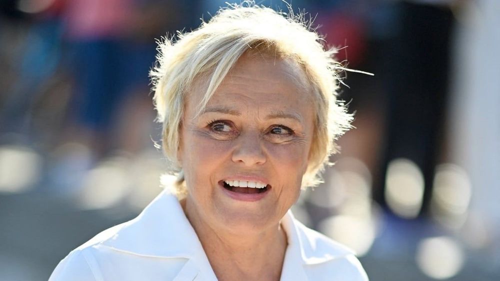 "Elle se déshabille" : Muriel Robin (70 ans) topless à la télé, les dessous de ces images "si uniques" et "incroyables"