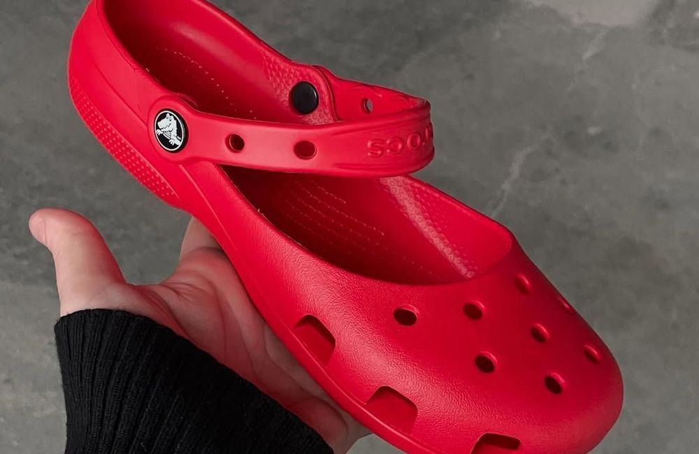 On ne l’avait pas vu venir : cette chaussure longtemps décriée connaît un pic de popularité spectaculaire