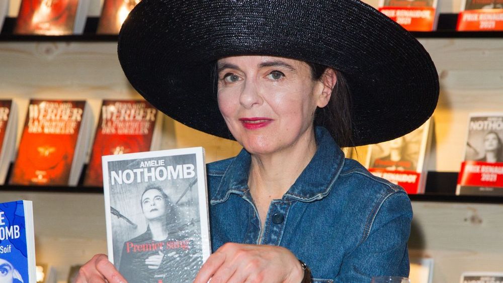Amélie Nothomb raconte la terrible histoire de sa mère dans son nouveau livre : “Personne ne va venir la sauver…”
