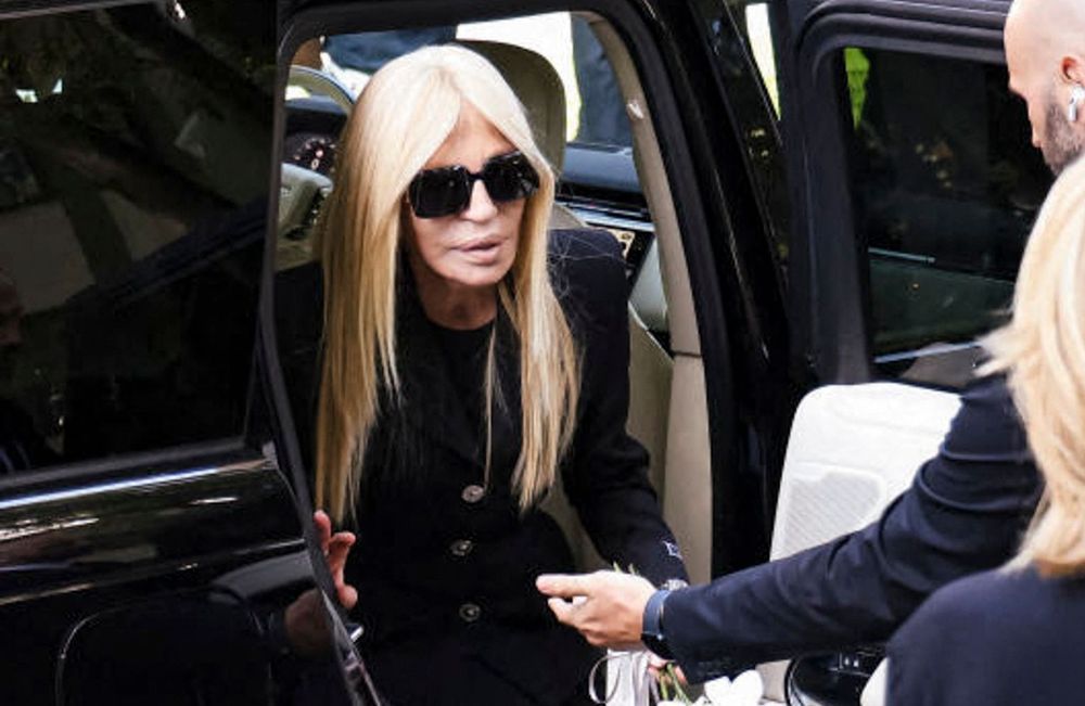 Orchidées blanches et recueillement : Donatella Versace rend hommage à Armani