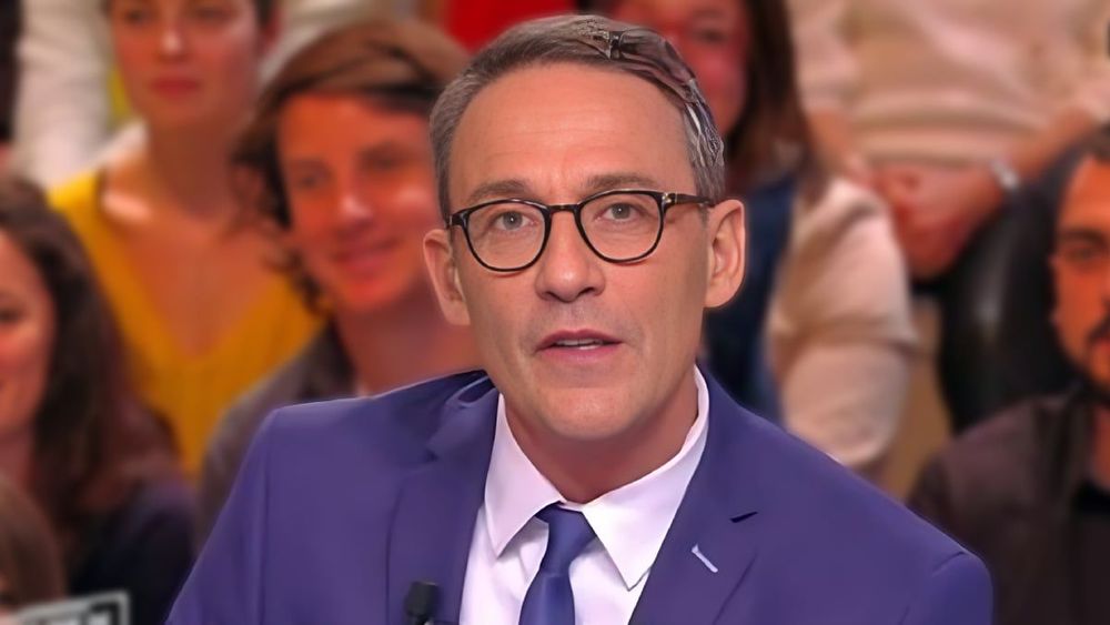 Julien Courbet (59 ans) travesti, une vidéo le montre en robe moulante à paillettes et des plumes dans le dos