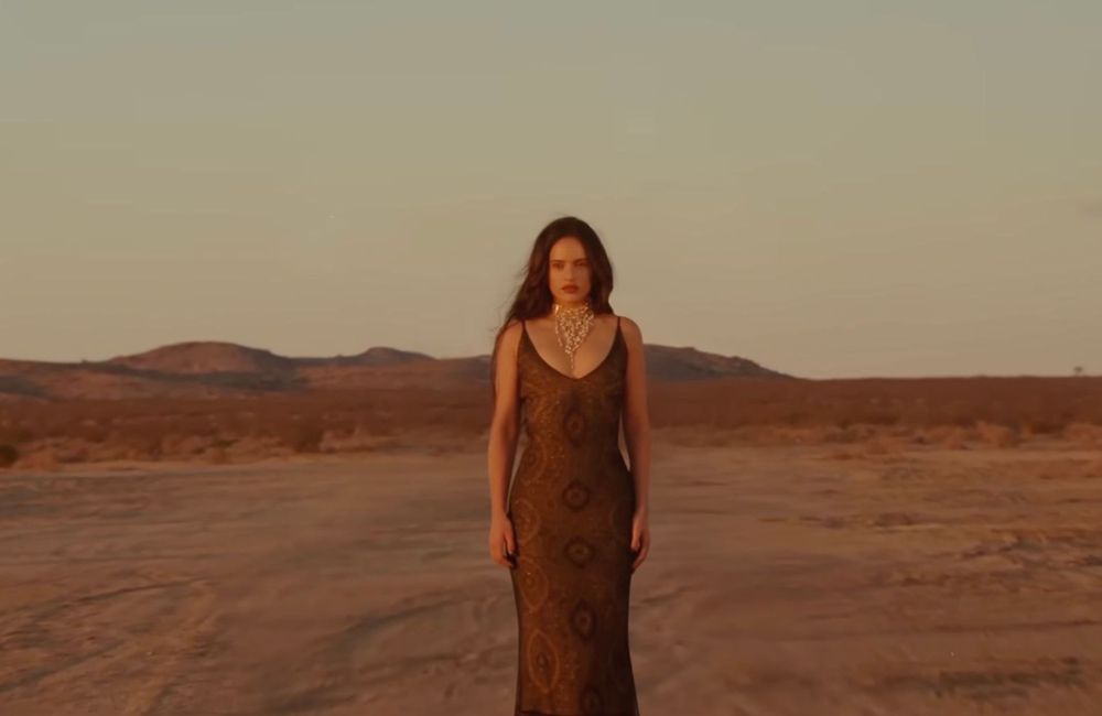 Pour son dernier clip, Rosalía mise sur une robe vintage Dior par Galliano, déjà portée par Jennifer Aniston et Carla Bruni