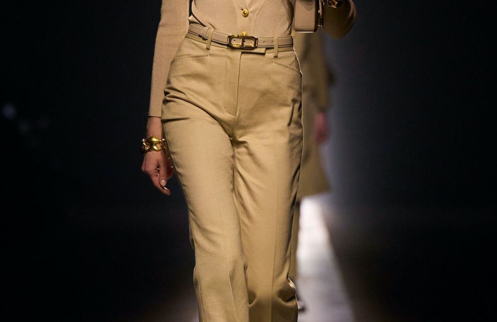 Le retour de ce pantalon raffiné annonce la fin des coupes larges