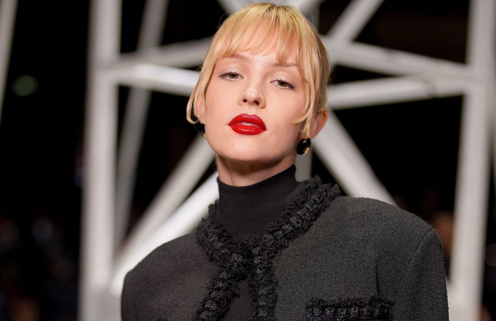 En tailleur noir et lunettes XXL, Angèle fait sensation au défilé Chanel