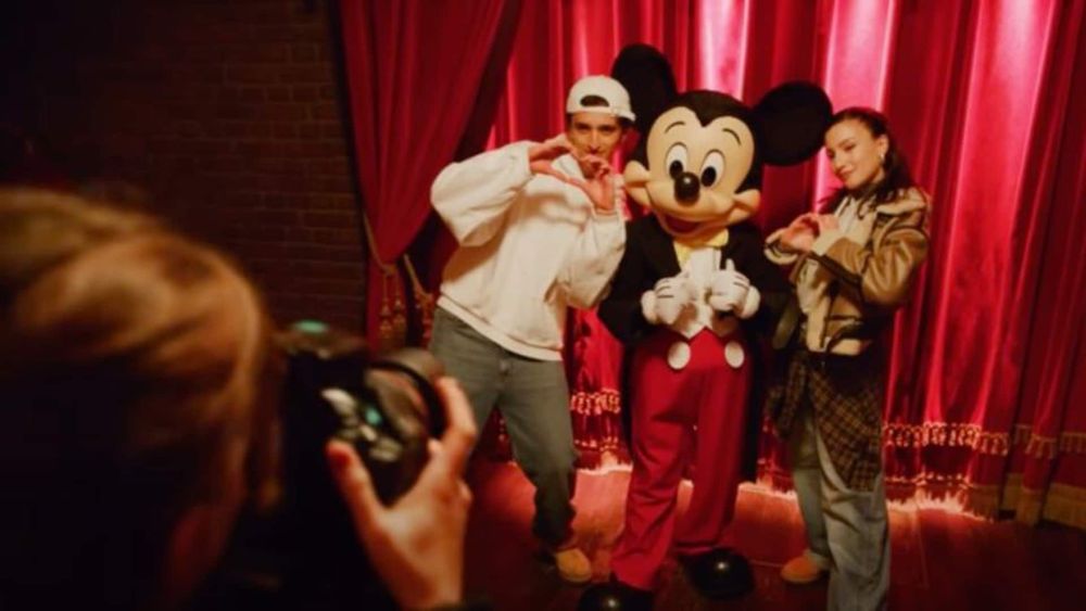 Plus belle la vie : Lénie (Star Academy) amoureuse d'un acteur de la série de TF1 à Disneyland Paris dans son nouveau clip !