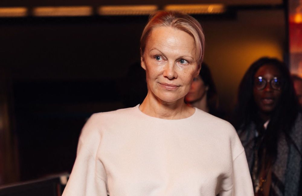 Pamela Anderson s’approprie cette « jupe de grand-mère » dans les rues de Paris