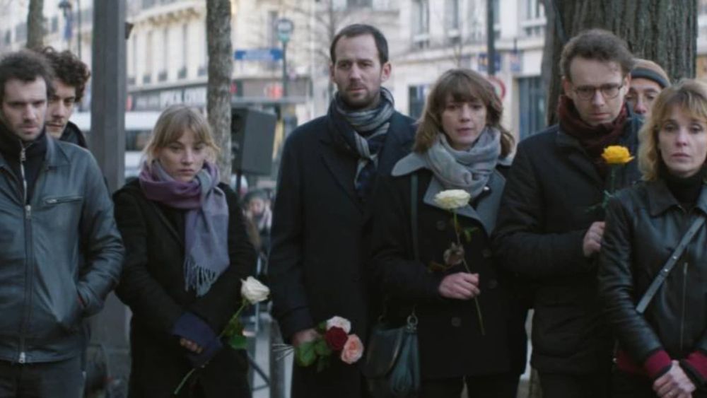 Des vivants : une victime du Bataclan en colère après être apparue contre son gré dans la série, le réalisateur lui répond !