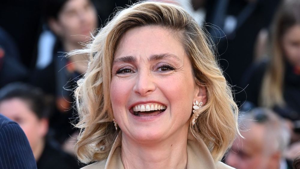 Julie Gayet révèle la réaction inattendue de ses parents sur son couple avec François Hollande : "Mon père…