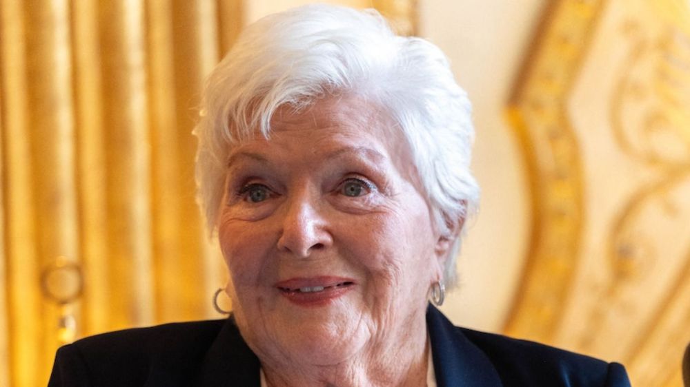Line Renaud (97 ans) a fui la France pour vivre le "rêve américain" : visite de sa maison XXL à Las Vegas, lieu de "fêtes d'anthologie"