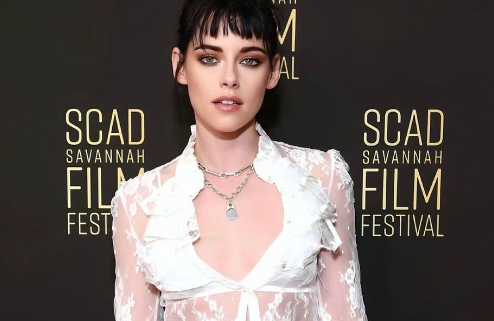 Kristen Stewart succombe à la tendance de la robe transparente sur le tapis rouge