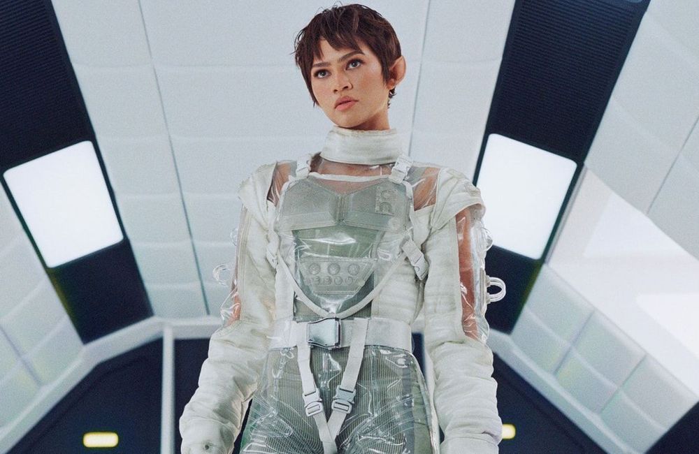 Combinaison rétro-futuriste, ambiance cosmique et performances sportives : que raconte la campagne humoristique de On avec Zendaya ?