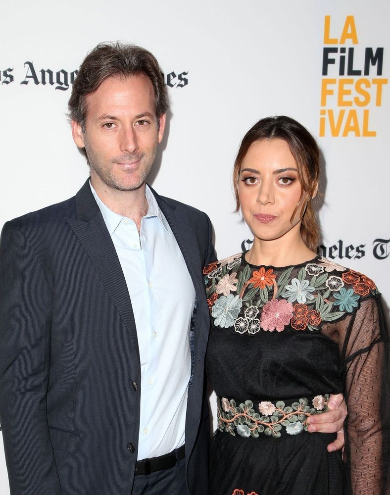 Aubrey Plaza (« The White Lotus ») : son mari, le réalisateur Jeff Baena, s’est suicidé