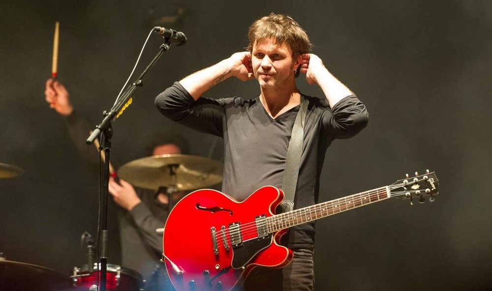 "Une offense aux victimes" : Après Bertrand Cantat, un autre chanteur fait polémique après s'être produit sur scène