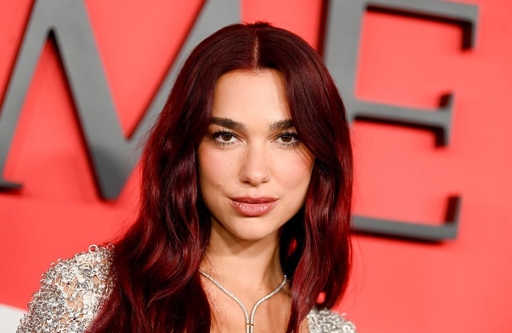 Métamorphosée, Dua Lipa troque ses longueurs pour cette coupe rétro