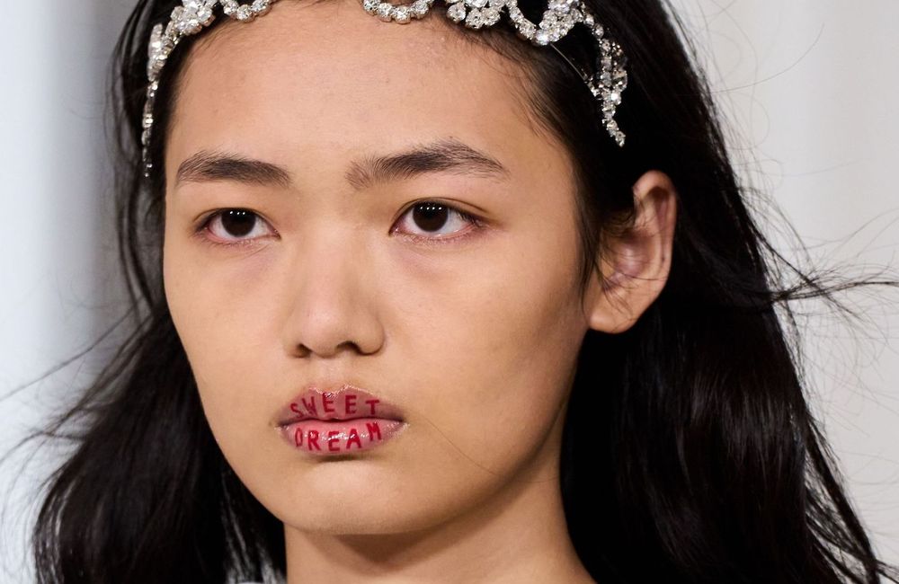 À Londres, la nouvelle tendance maquillage transforme les lèvres en oeuvre d'art