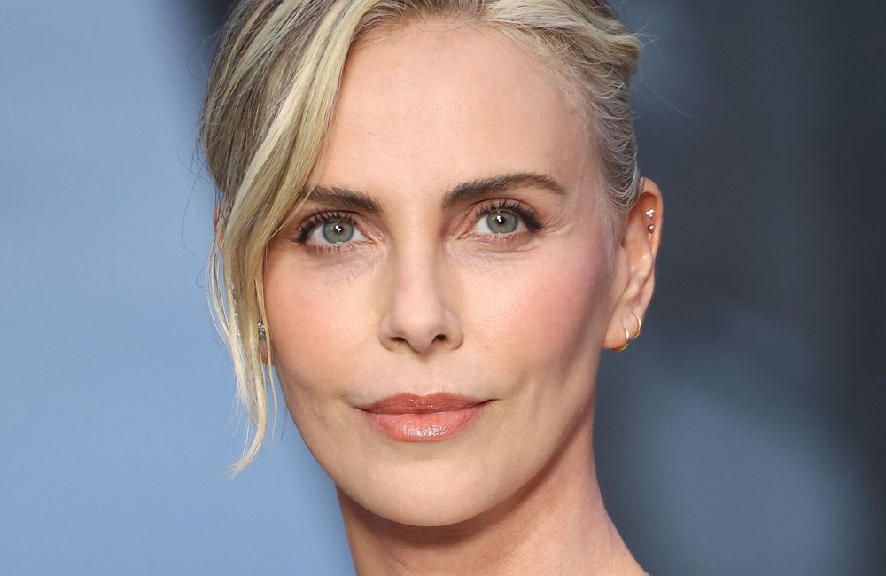 À 50 ans, Charlize Theron révèle l'obsession skincare derrière sa peau parfaite
