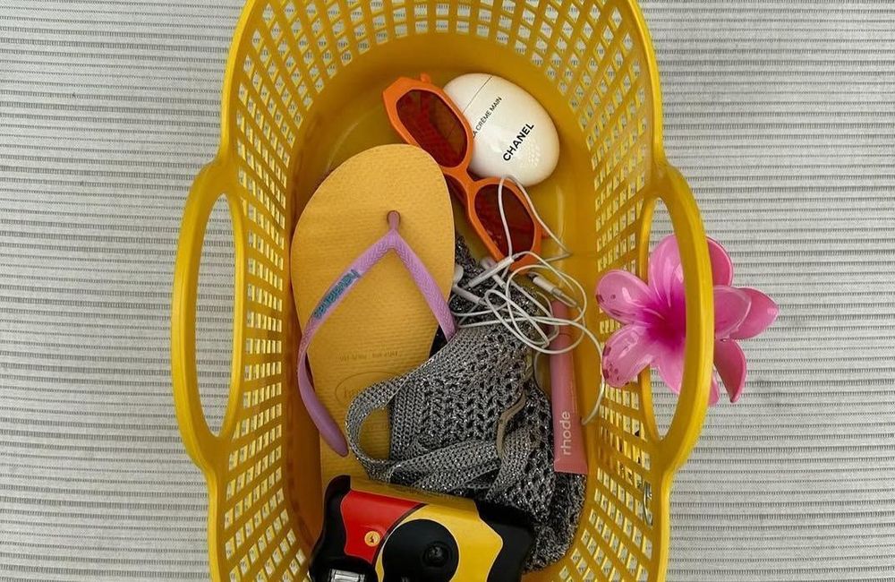 Ce sac en plastique de notre enfance devient l’accessoire le plus stylé de l’été