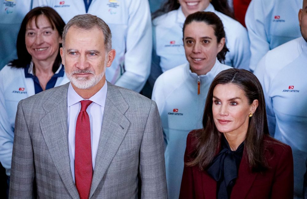 Letizia d’Espagne et Felipe VI se montrent souriants face aux athlètes des Jeux de Paris