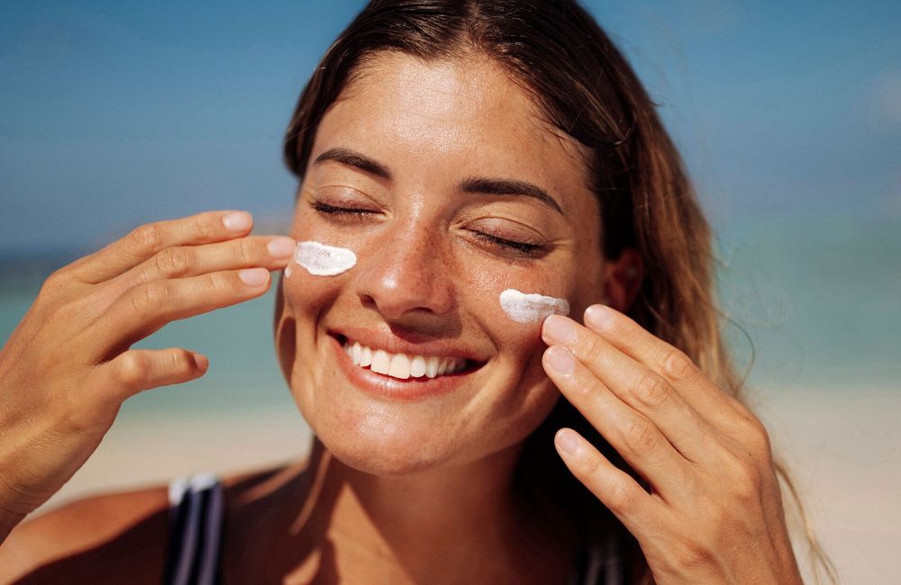 « Sunscreen sandwich » : la méthode toute simple pour enfin bien appliquer sa crème solaire