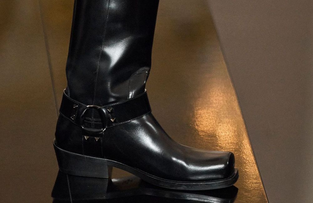 Fini le bout pointu, le carré s’invite sous nos chaussures