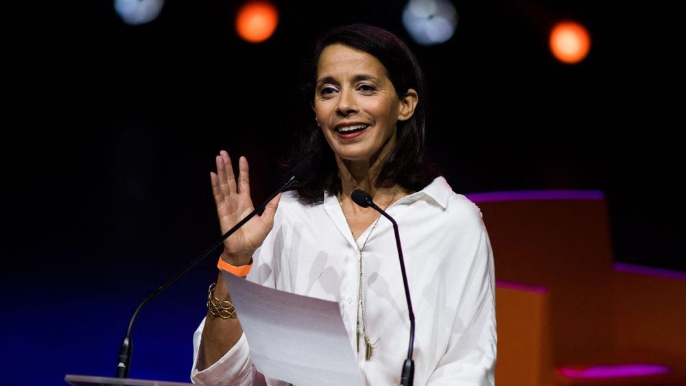 Sophia Aram, issue d'une famille franco-marocaine, fait fi de "l'aigreur des autres" et brandit cette récompense que l'État lui a faite