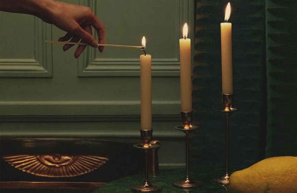 Détournez des verres vintage en bougeoirs lumineux pour illuminer votre table de Noël