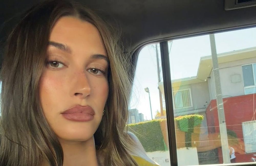 Blush sur les yeux et crayon sur le nez : Hailey Bieber dévoile son make-up « fond de sac »
