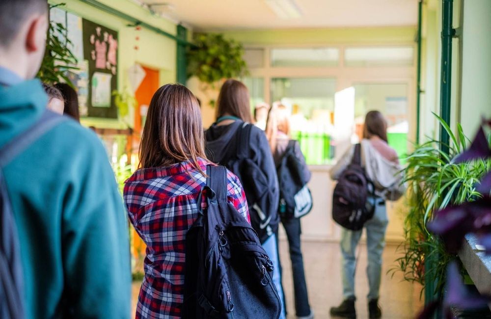 Sexualité des jeunes : comment les discours masculinistes augmentent les pratiques à risque, alerte le Sidaction