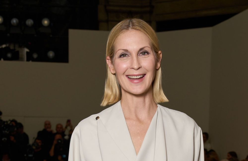 Quand soudain Kelly Rutherford, reine du quiet luxury, adopte la chaussures de randonnée