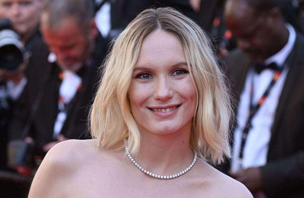 Cannes 2024 : Ana Girardot sacre la robe noire à pois sur le tapis rouge