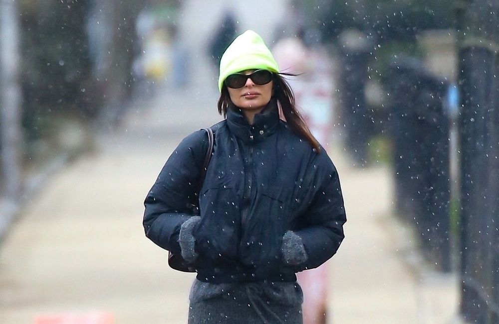 Emily Ratajkowski dévoile comment adopter la jupe en maille cet hiver