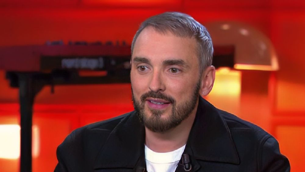 Christophe Willem surprend un fan à moitié nu dans son lit : « Il avait la…