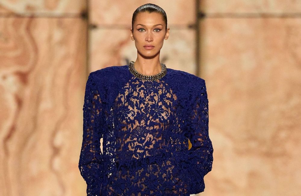 En robe transparente à dentelle, l'apparition remarquée de Bella Hadid sur le podium Saint Laurent