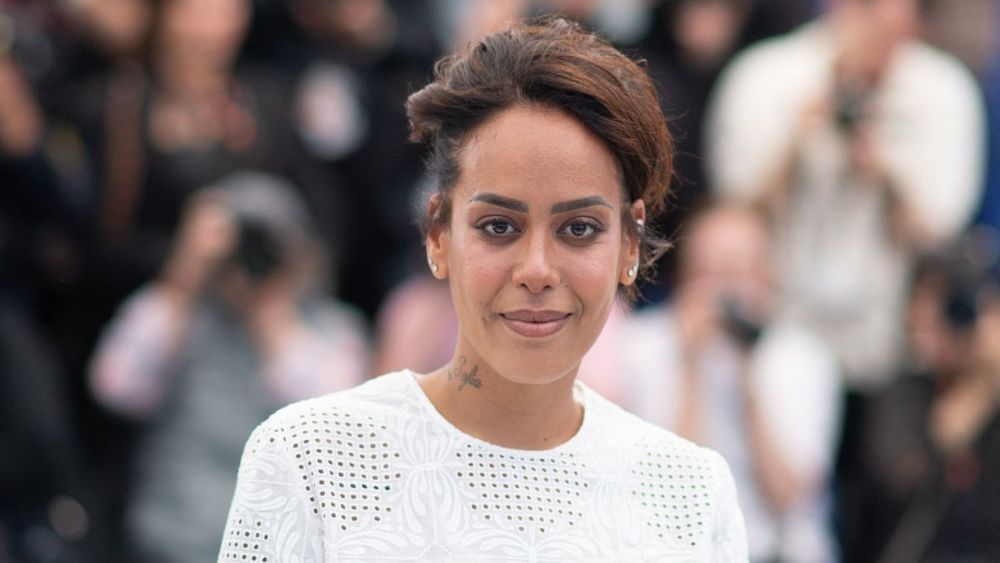 Amel Bent revient sur sa blessure d’enfance : “J’ai porté ce chagrin toute ma vie”