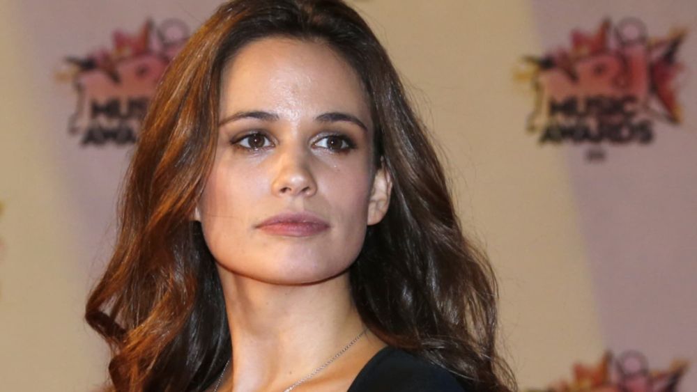 "J’en profite pour me dévoiler un peu plus" : Lucie Lucas, l’héroïne de Clem, annonce avec une photo très hot la mise en location de son château en Bretagne !