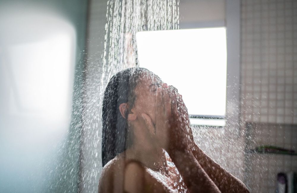 Prendre sa douche dans le noir serait le nouveau hack bien-être selon TikTok