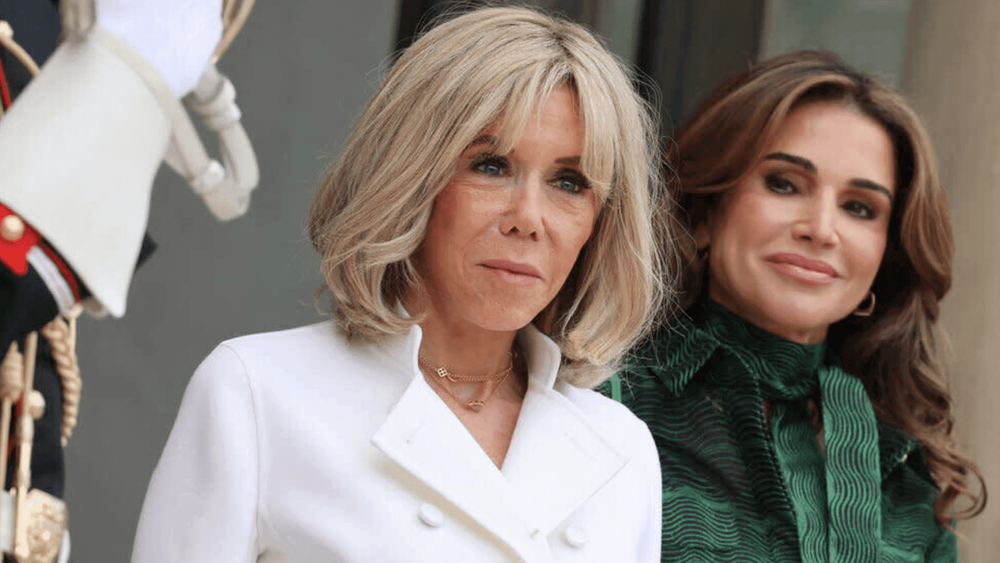 Brigitte Macron en mini jupe et total look blanc : son élégance impressionne !