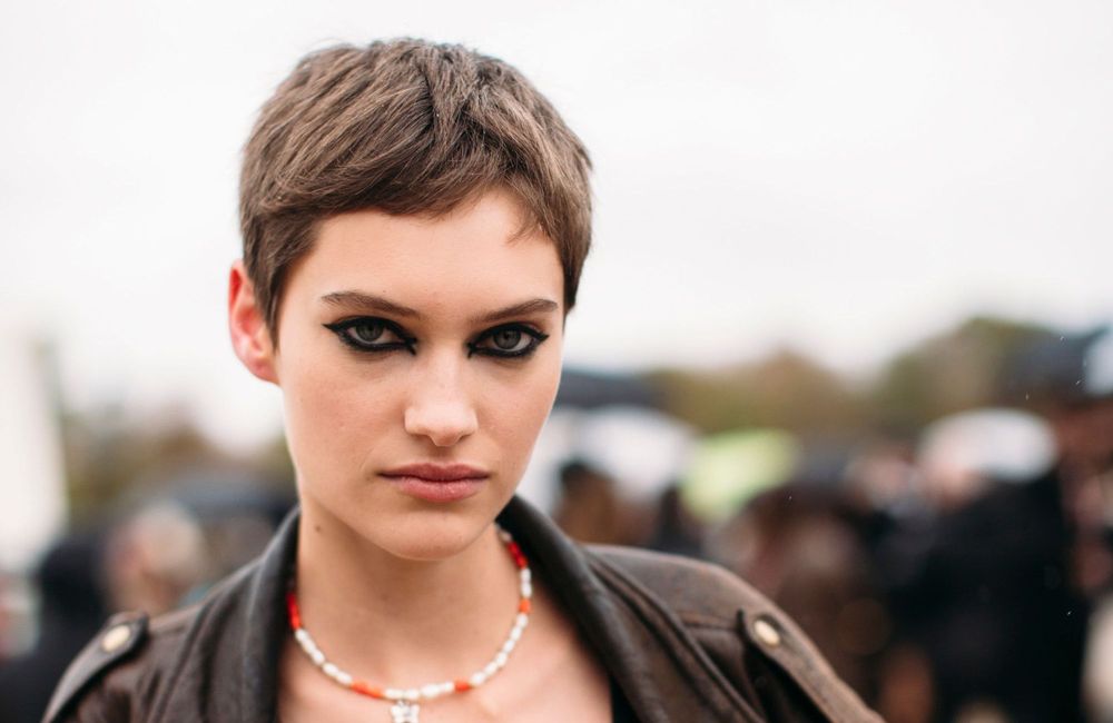 Dark féminine : cette tendance maquillage étonnante revient un an plus tard pour l'été