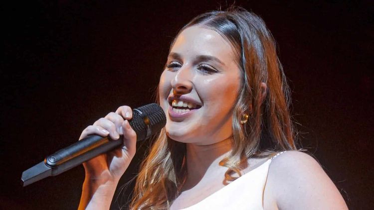 Héléna Bailly : accident sur scène, ses fans viennent à son secours !