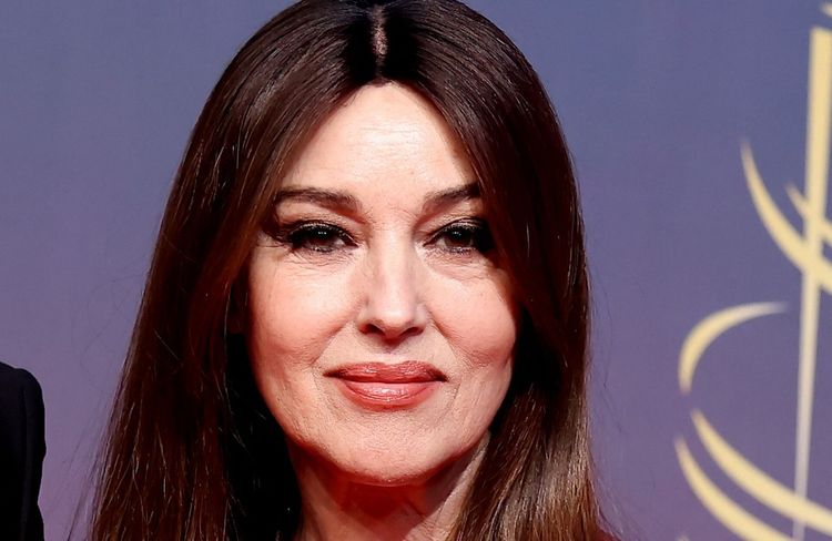 Monica Bellucci illumine sa chevelure avec un brun clair sophistiqué