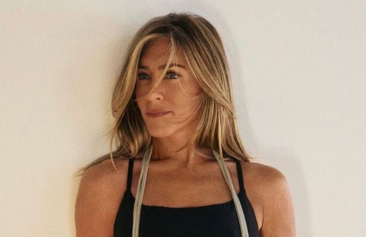 « Seulement 20 bonnes minutes » : la routine express de Jennifer Aniston pour des abdos en béton après 50 ans