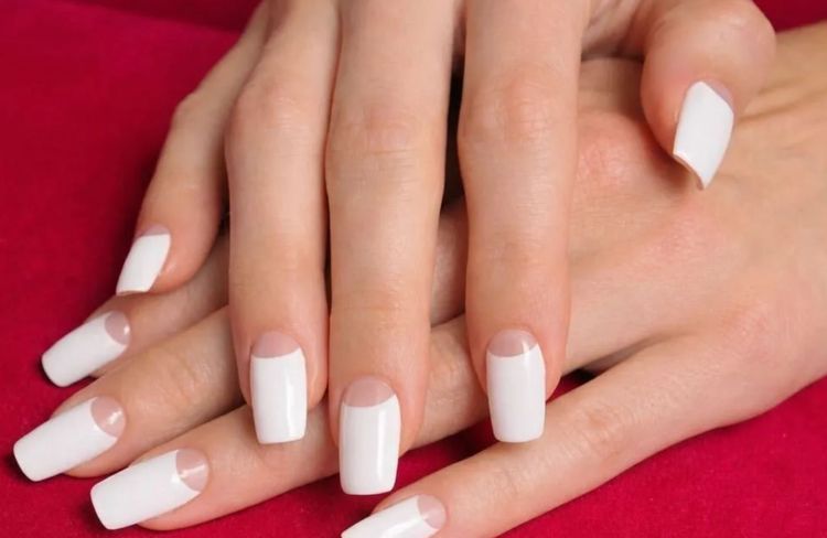 Qu’est-ce que la french manucure XL, cette tendance ongles qui dominera les festivals cet été ?