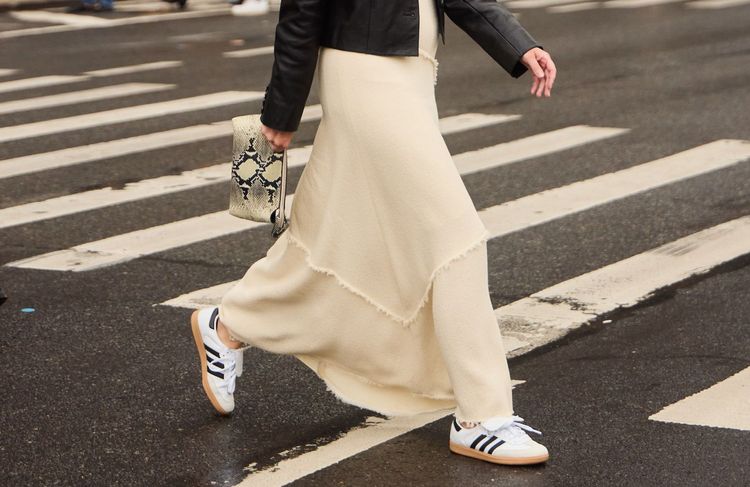 Robe et baskets : l’association mode inattendue du printemps