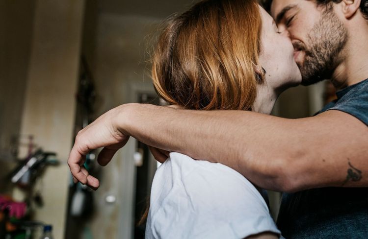3 signes que la barbe de votre partenaire est (peut-être) responsable de vos boutons
