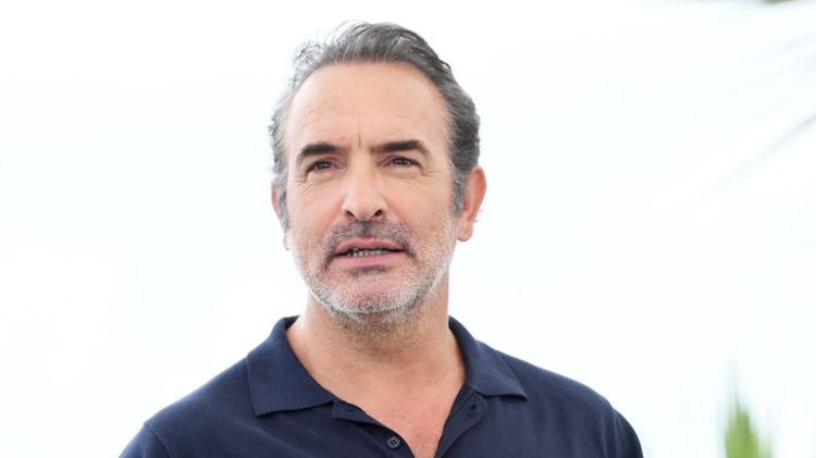"On est taxé de fachos" : Jean Dujardin (53 ans), franchouillard assumé, fait une mise au point salée sur ce sujet brûlant en France