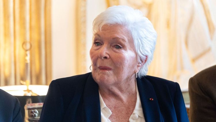 À 97 ans, Line Renaud apparaît en fauteuil roulant, plus que jamais affaiblie