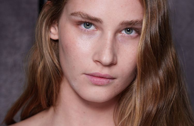 Gel à sourcils : allié du regard ou faux ami ? Des experts répondent